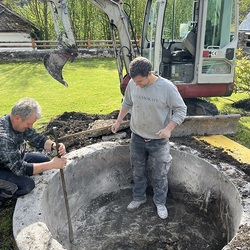 Die Firma Leitner hat mitten in unseren Pfarrgarten eine Linde gesetzt.